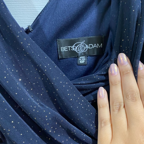 Elegant Gown - Picture 2 of 4